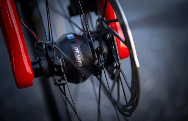 DT Swiss launches its first wheel with dynamo