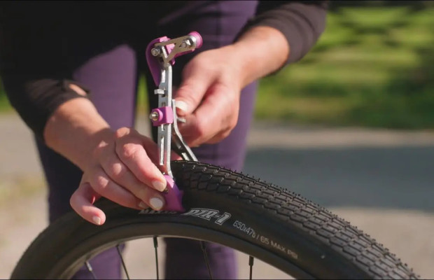 Smart Lever promete tornar mais fácil colocar e remover pneus