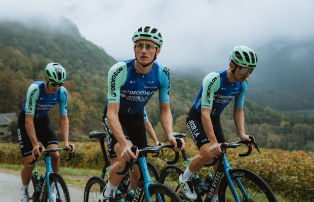 O Decathlon AG2R La Mondiale 2025 é apresentado com uma nova bicicleta Van Rysel aero e novo equipamento