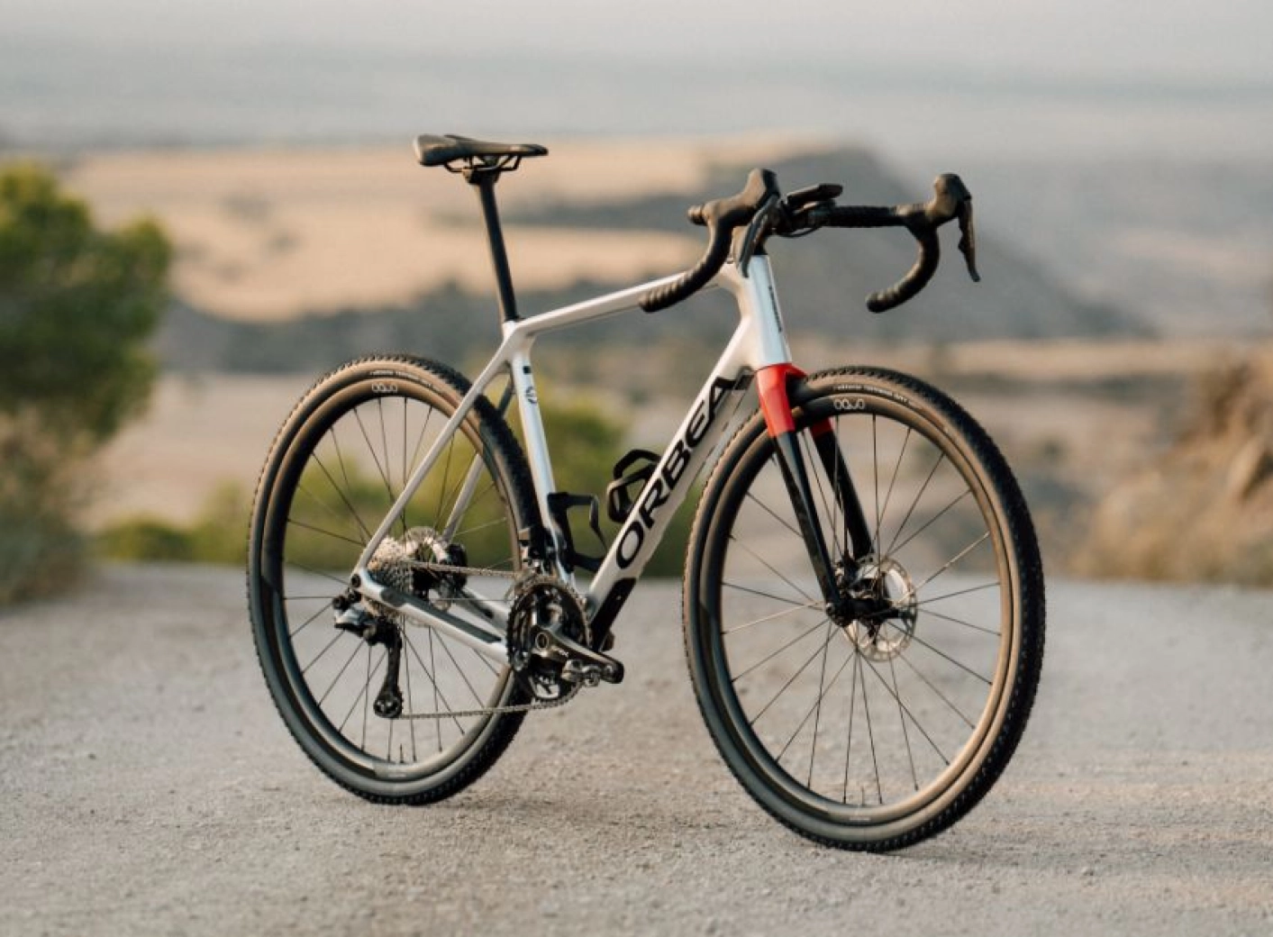 De la furia al silencio: el guitarrista de la banda metalcore Architects encuentra su verdadera armonía sobre una bici de gravel