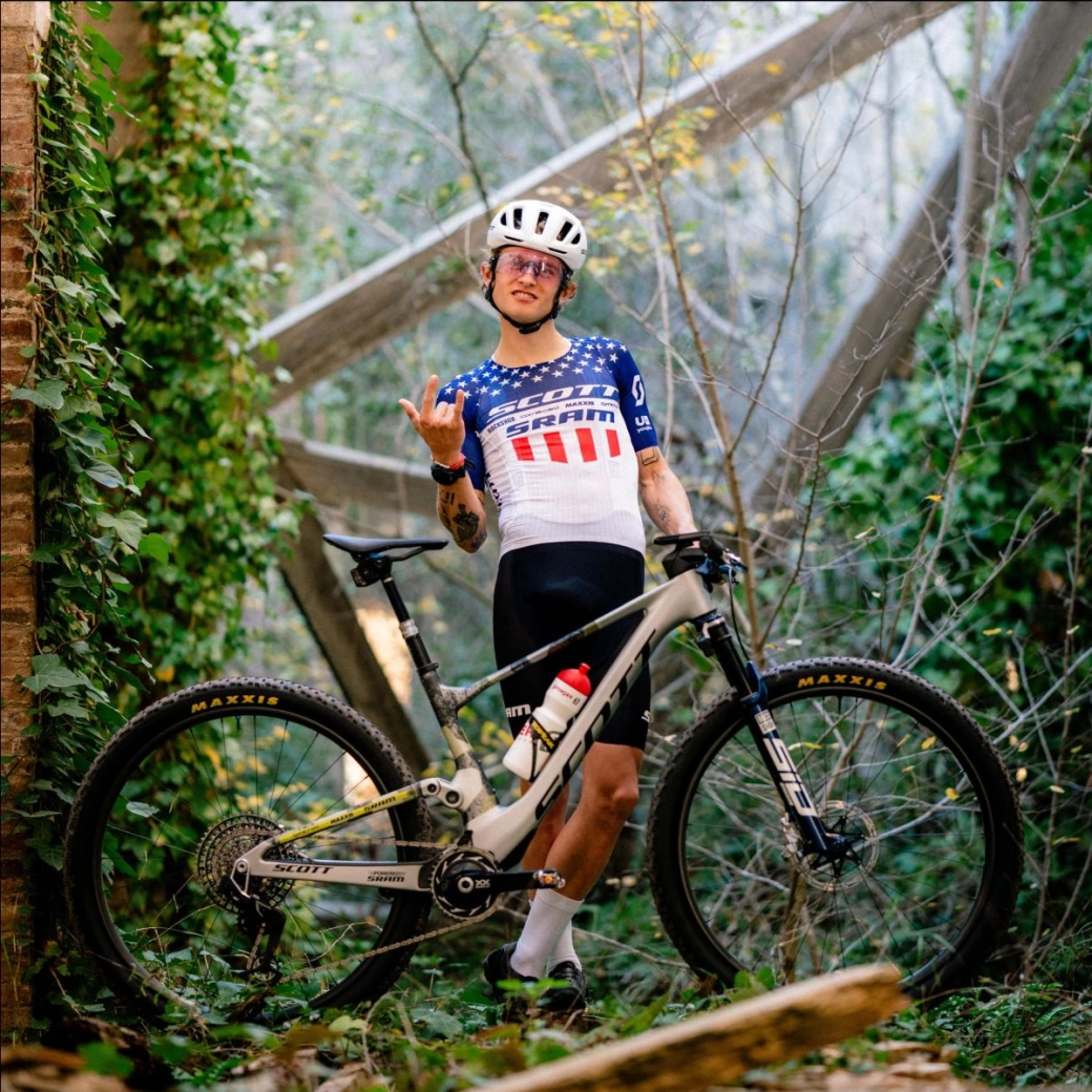 Emilly Johnston y Bjorn Riley fichan por el SCOTT-SRAM