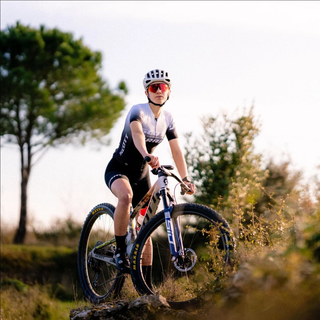 Emilly Johnston y Bjorn Riley fichan por el SCOTT-SRAM