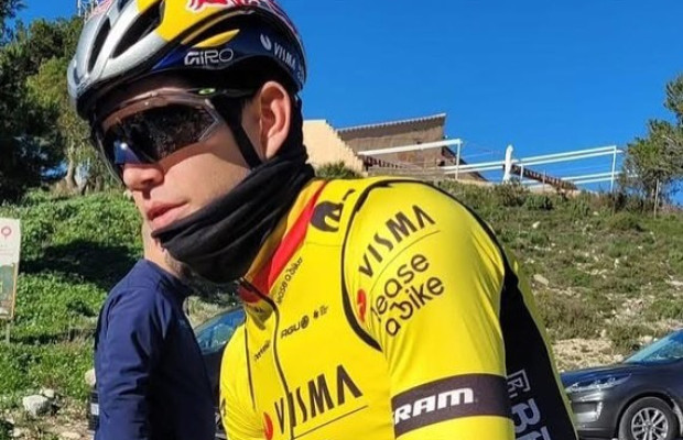 Qual modelo da Oakley estão estreando Vingegaard e Van Aert?