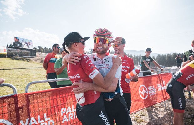 O Thomus Maxon protege Mathias Fluckiger e renova com Keller, Forster e Albin