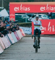 Absolute domination of Van der Poel in the Zonhoven CX World Cup: in just 2 minutes he has sealed the race