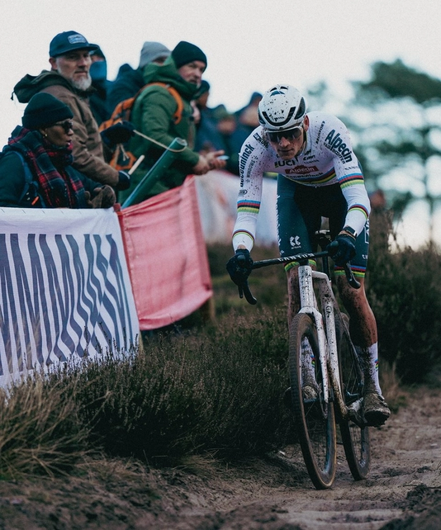 Absolute domination of Van der Poel in the Zonhoven CX World Cup: in just 2 minutes he has sealed the race