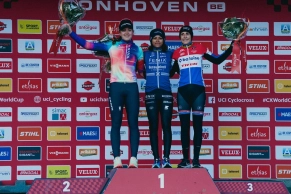 Absolute domination of Van der Poel in the Zonhoven CX World Cup: in just 2 minutes he has sealed the race