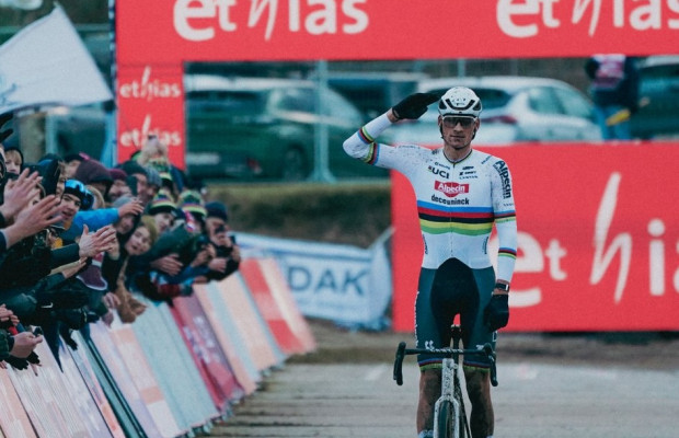 Dominance absolue de Van der Poel dans la Coupe du Monde CX de Zonhoven : en seulement 2 minutes, il a remporté la course