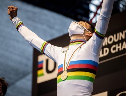 Sarrou estrena maillot y MTB en el Europeo