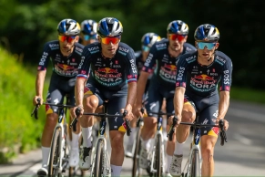 The economic gap divides the peloton