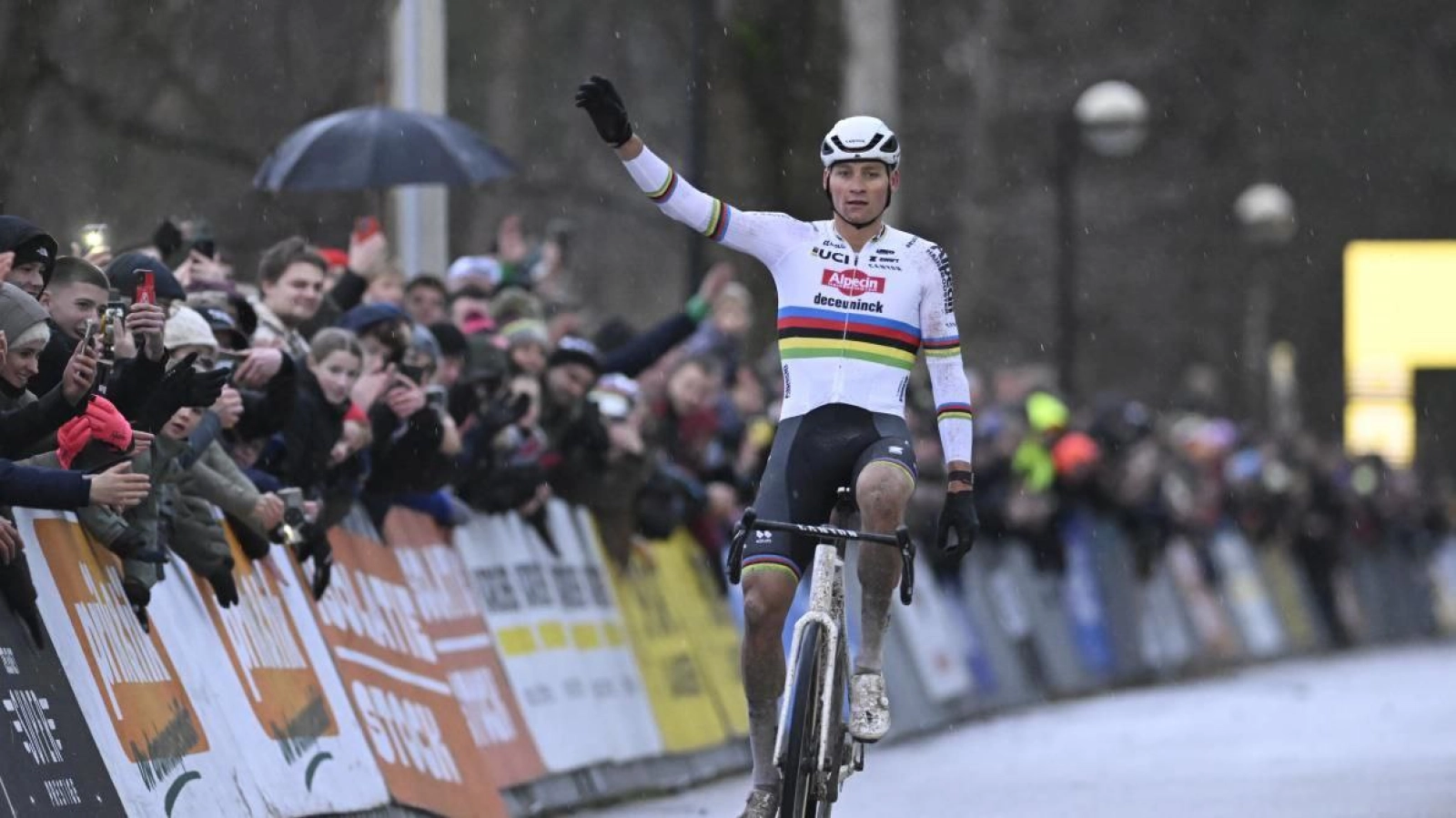Van der Poel changes strategy in Mol and still wins