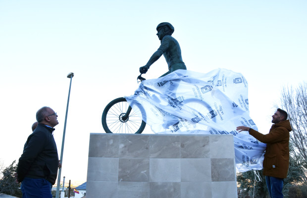 Un David Valero "de bronce" te recibe en Baza