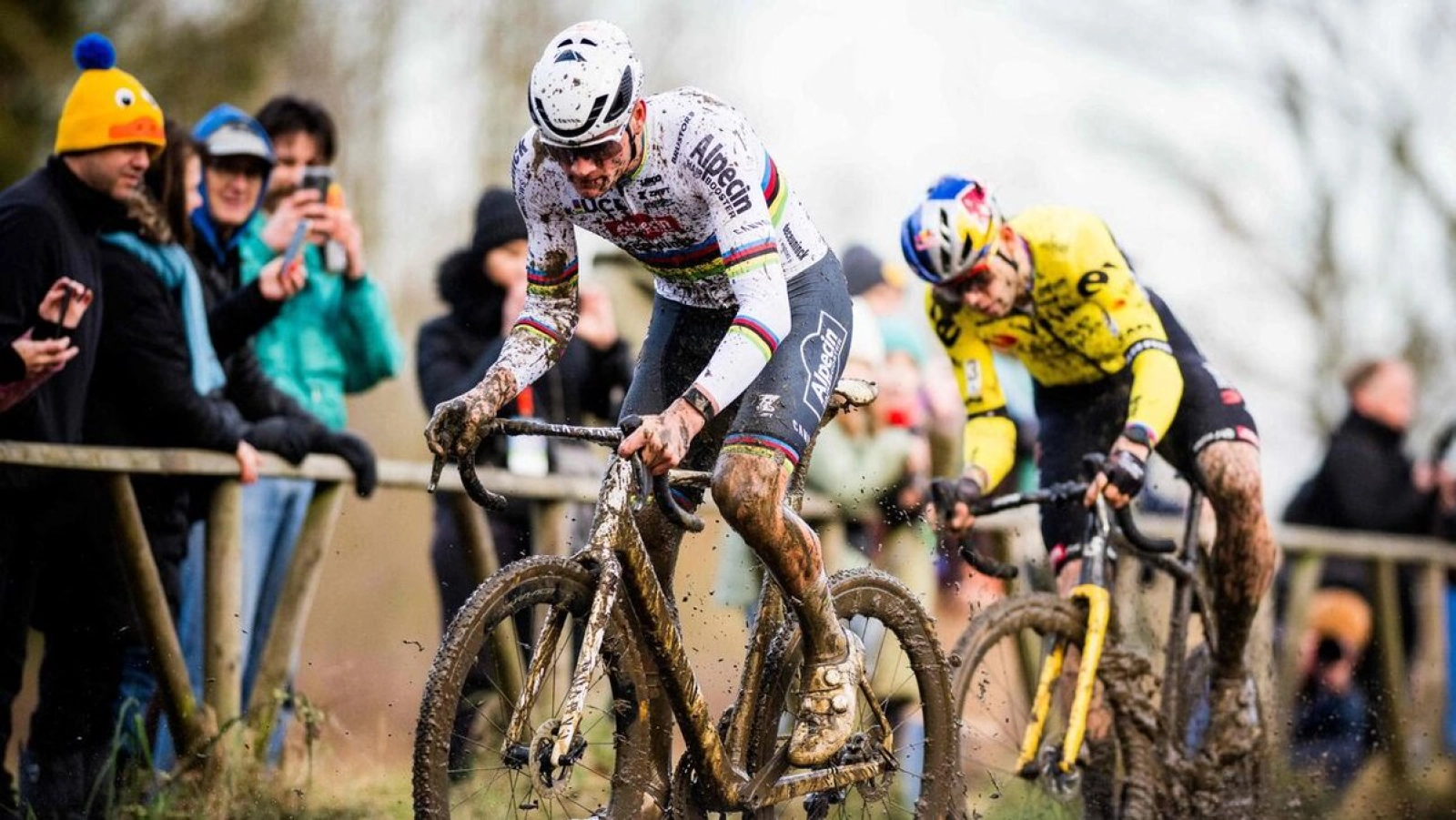 Van der Poel vence a Van Aert na primeira partida em Loenhout