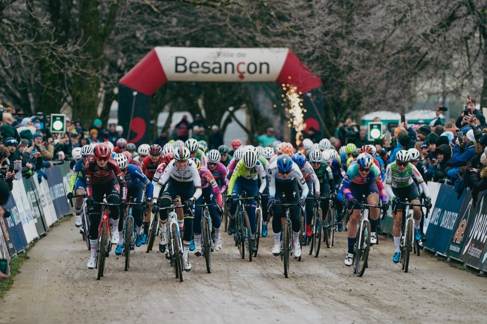 Mathieu van der Poel dominates the mud and cold of the Besançon World Cup