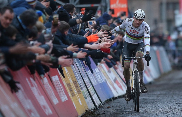 Un dolor torácico deja fuera de juego a Van der Poel