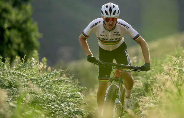 L'arc-en-ciel d'Alan Hatherly mène l'équipe Giant Factory Off-Road Team 2025