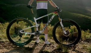 O Campeão Mundial de XCO continuará competindo com uma bicicleta livre de eletrônica, por enquanto