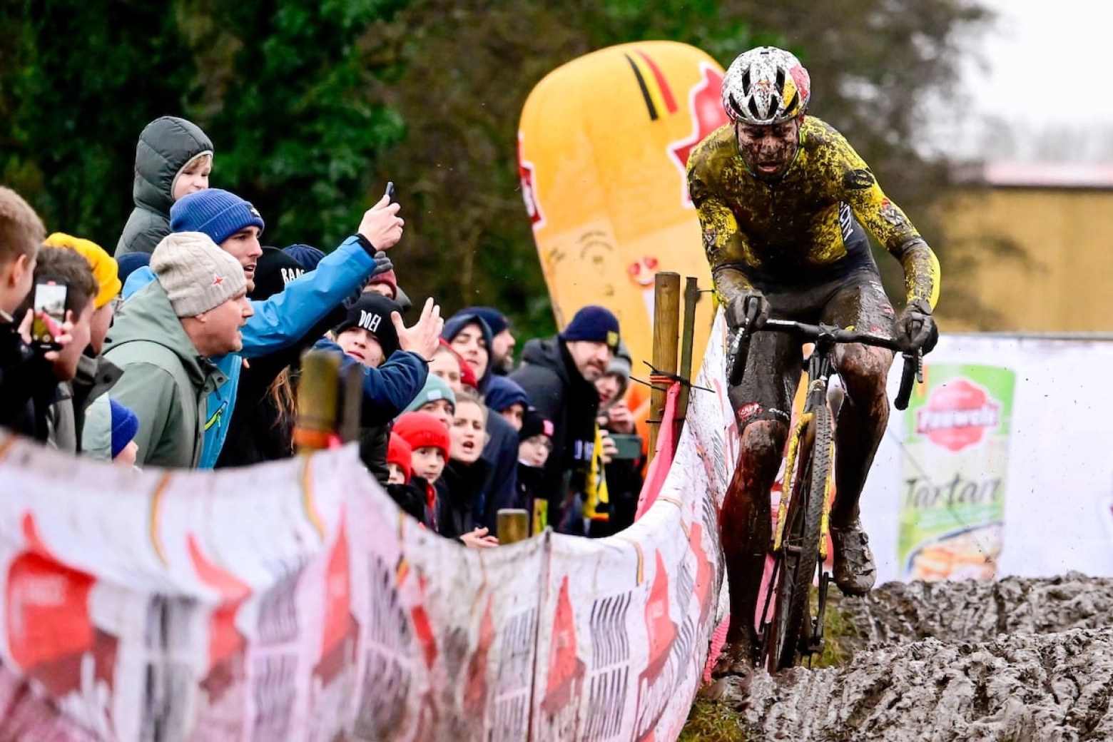 Wout van Aert dominates in the mud of Dendermonde