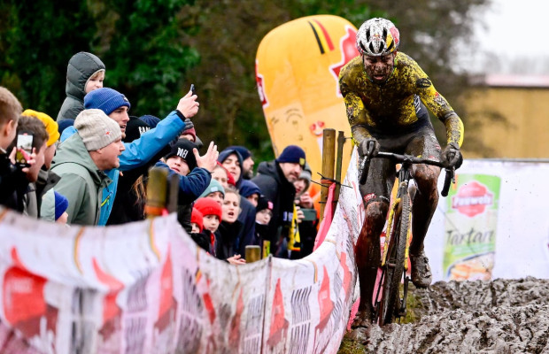 Wout van Aert se da un homenaje sobre el barro de Dendermonde