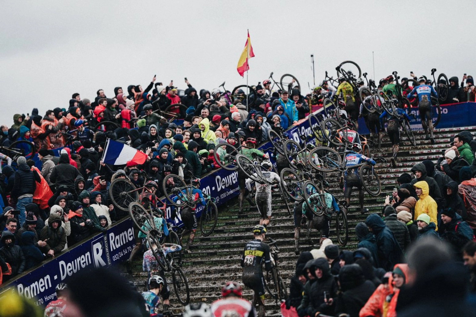 Wout van Aert dominates in the mud of Dendermonde