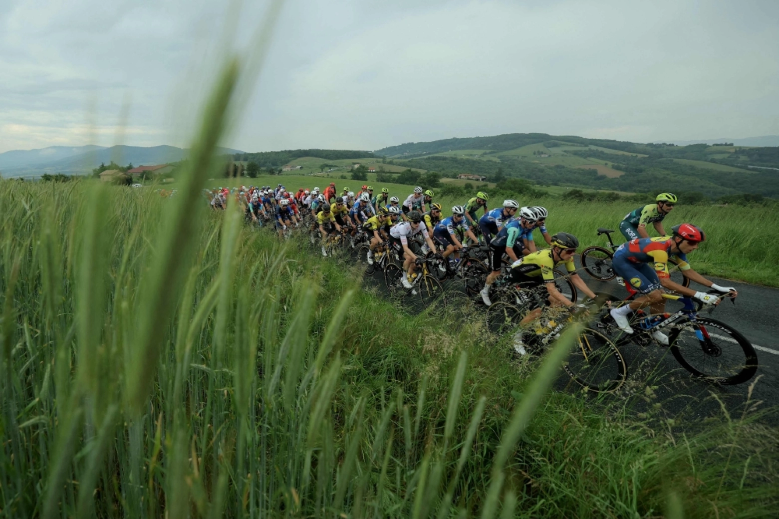 Van Aert, Froome y otros ciclistas quieren reducir la velocidad en carrera
