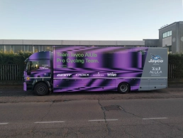 How much equipment does a World Tour team consume? 200 bikes, 800 jerseys or 60,000 water bottles in just one year