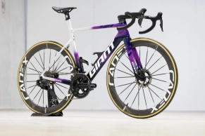 How much equipment does a World Tour team consume? 200 bikes, 800 jerseys or 60,000 water bottles in just one year