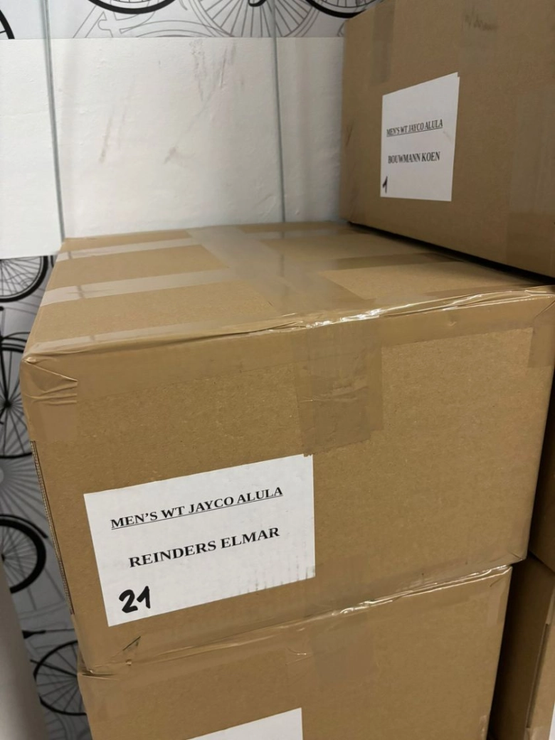 How much equipment does a World Tour team consume? 200 bikes, 800 jerseys or 60,000 water bottles in just one year