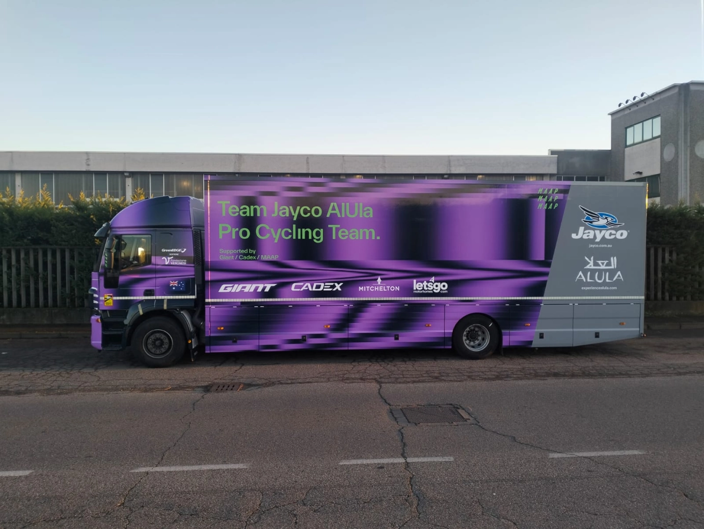 ¿Cuánto material gasta un equipo World Tour? 200 bicis, 800 maillots o 60.000 bidones solo en un año