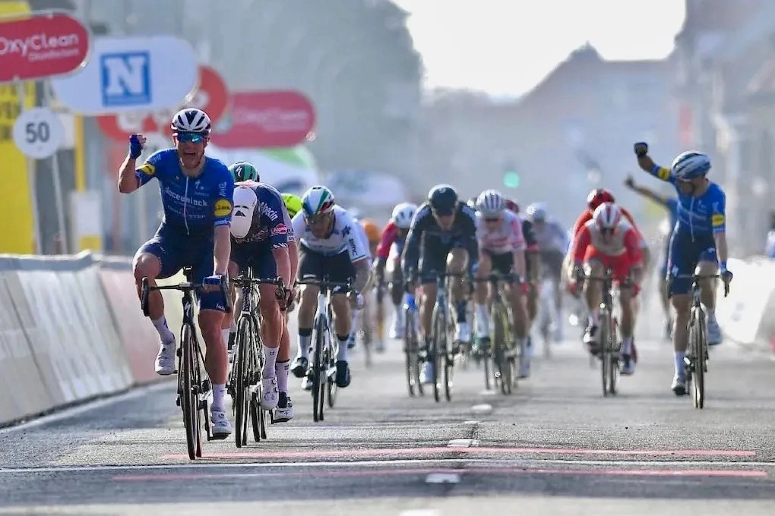 L'UCI interdit les célébrations des coéquipiers à l'arrivée