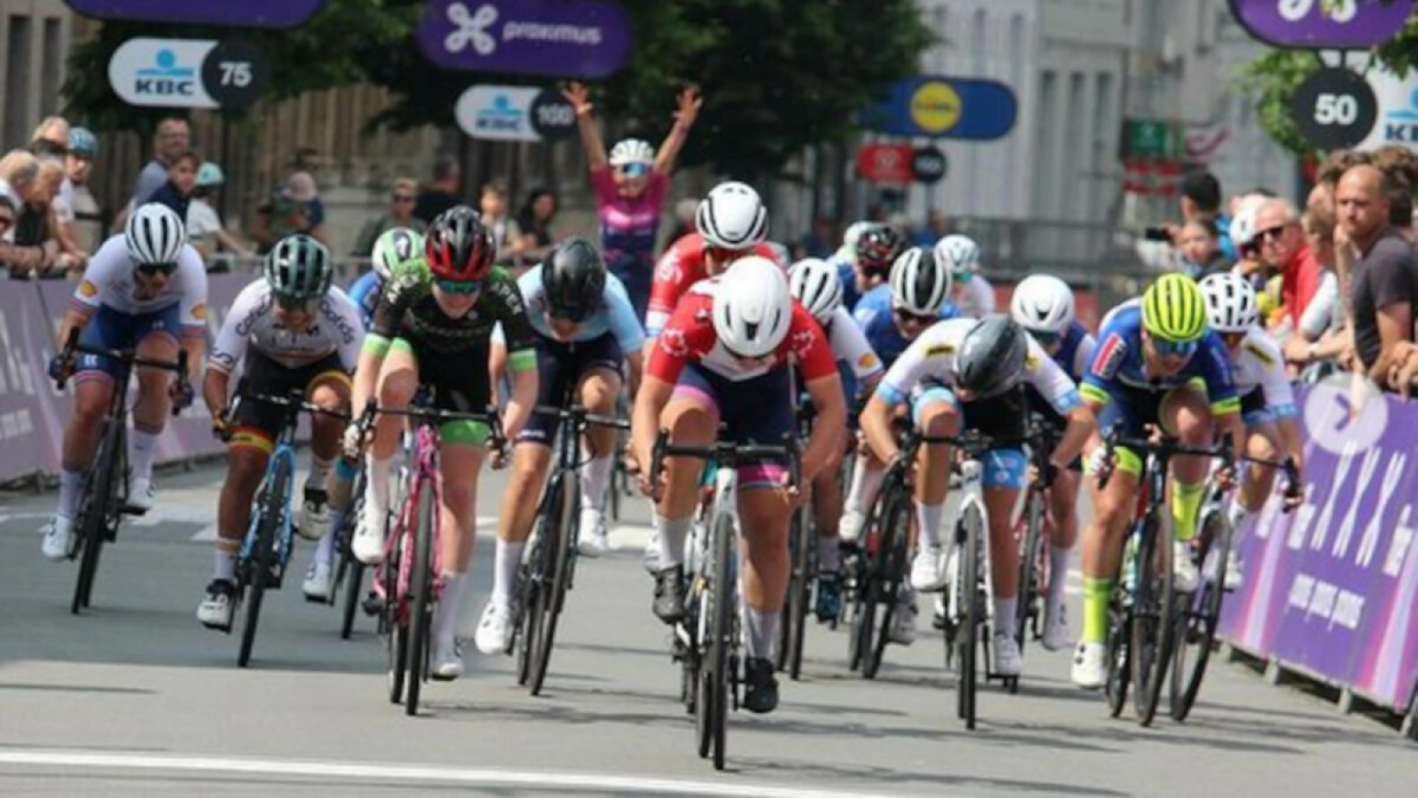 L'UCI interdit les célébrations des coéquipiers à l'arrivée