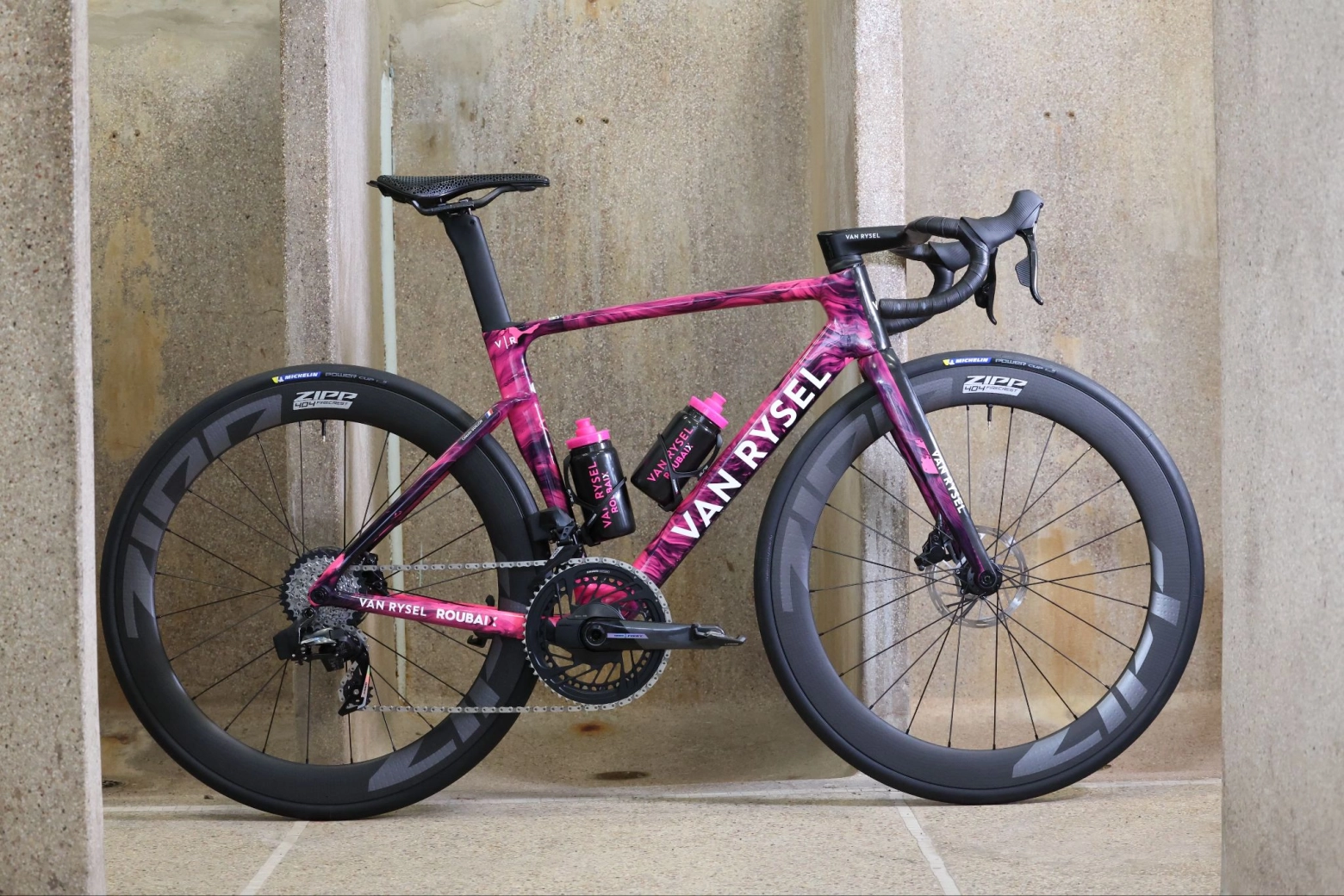 The spectacular bike and equipment of the VAN RYSEL ROUBAIX for 2025