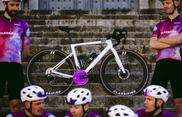 A equipe de corrida de cascalho Classified liderada por Thomas De Gendt estreia bicicleta