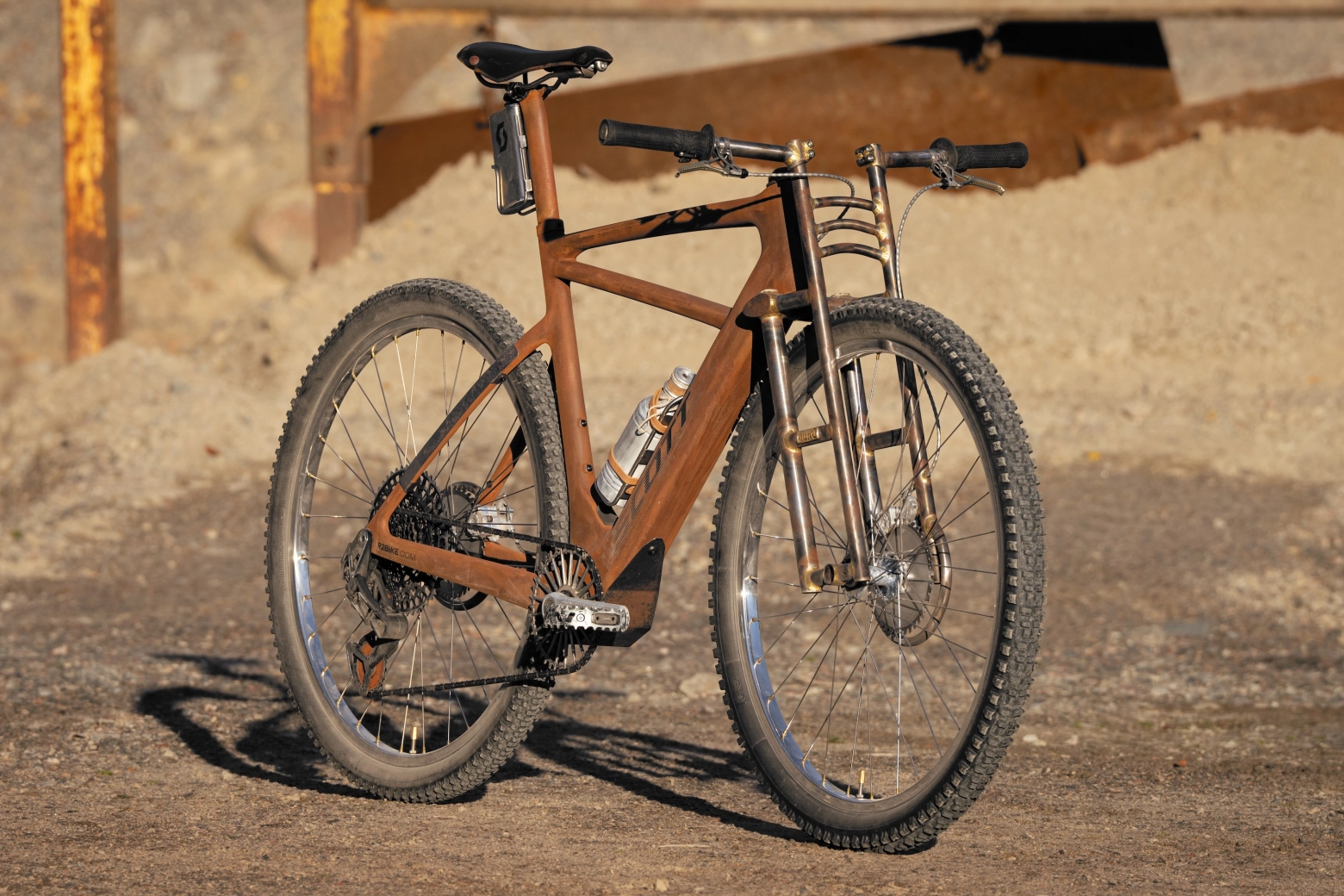 Bajo esta intimidante "chatarra postapocalíptica" hay una de las gravel eléctricas más avanzadas del mercado