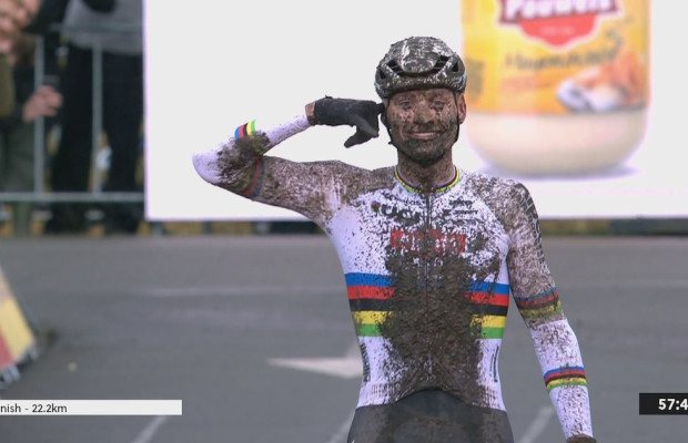 Van der Poel frôle la perfection sur son retour à la Coupe du Monde de Maasmechelen