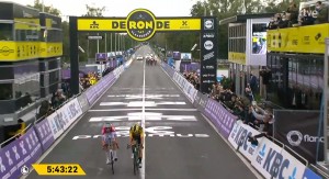 Mathieu Van der Poel gana en un sprint increíble el Tour de Flandes 2020