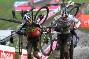 What options does Van Aert have to beat Van der Poel in the World Championships?