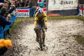 What options does Van Aert have to beat Van der Poel in the World Championships?