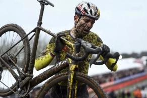What options does Van Aert have to beat Van der Poel in the World Championships?