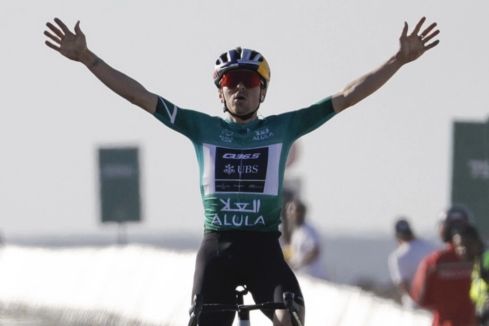 Pidcock wins again: "Sometimes an attack is the best defense"