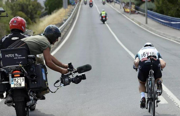 Ver ciclismo por TV se ha vuelto prohibitivo en UK y denuncian a Warner Bros por el aumento de precios