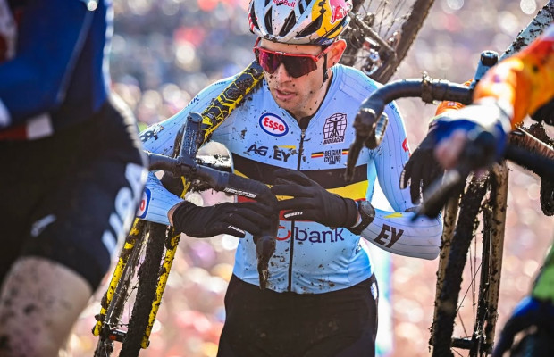 Duas crianças devolvem a Van Aert o Garmin que ele perdeu durante o Mundial