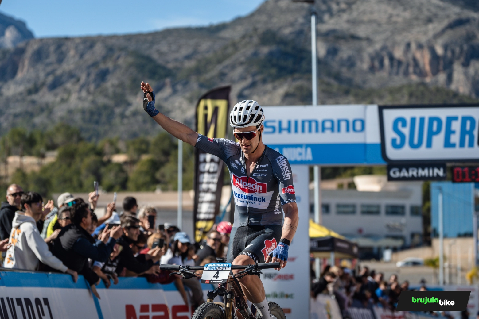 Sam Gaze e Tamara Wiedman vencem a Shimano Super Cup Massi La Nucía 2025