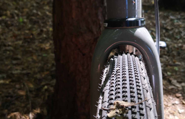 Pourquoi les pneus larges en gravel sont plus rapides