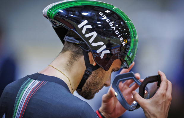 L'UCI interdit finalement la visière du casque Kask d'INEOS pour le contre-la-montre