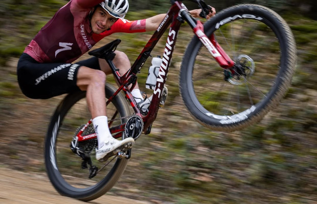 Le Specialized Factory Racing dévoile de nouvelles couleurs et une nouvelle recrue : Tout en rouge!