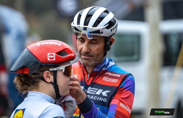 Est-il possible d'utiliser la radio et l'oreillette lors de courses de VTT ?