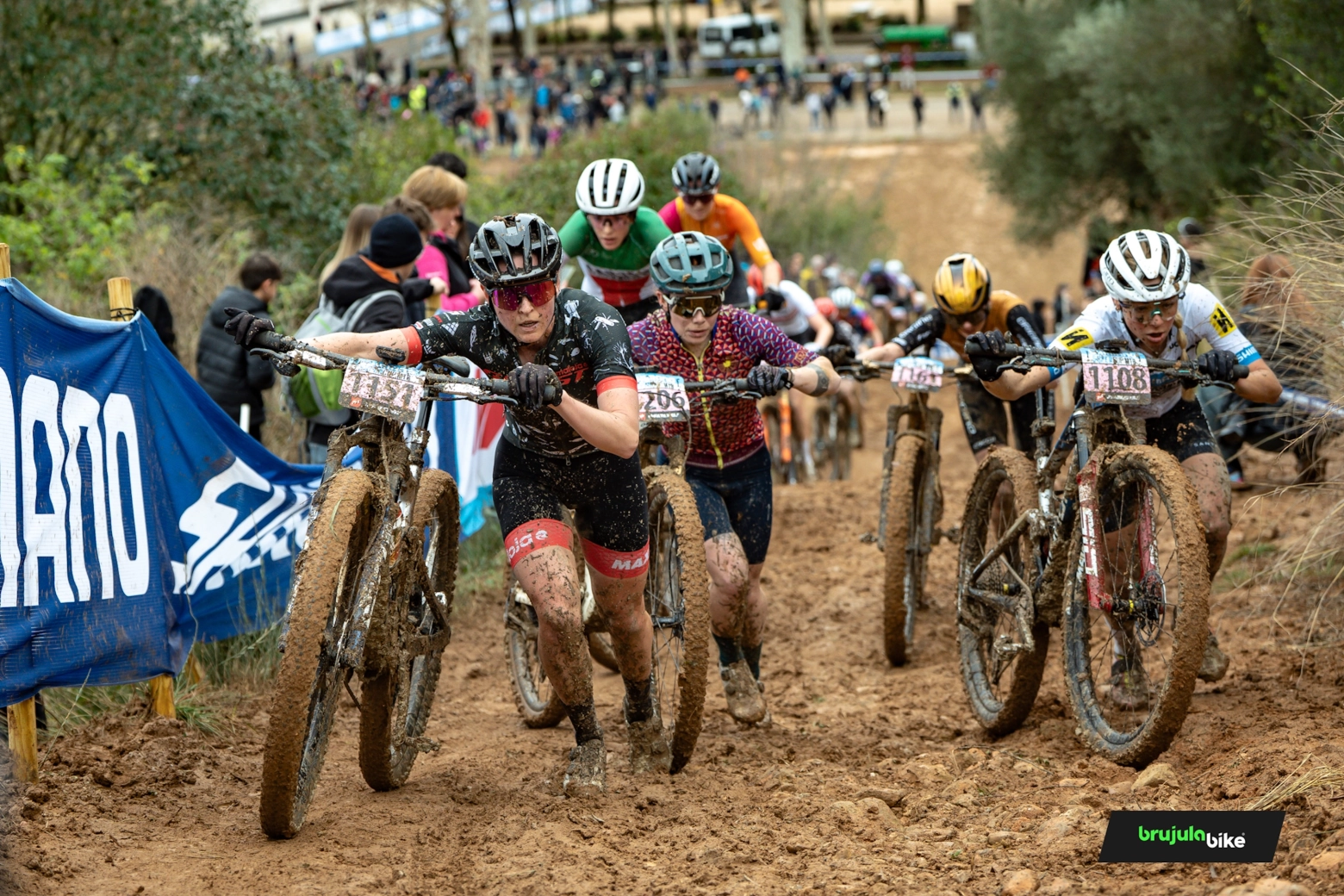 Jolanda Neff y Lars Forster vuelan en el barro de Banyoles