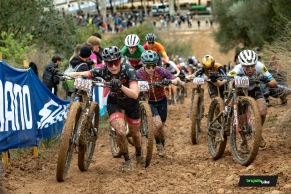 Jolanda Neff and Lars Forster fly through the mud of Banyoles