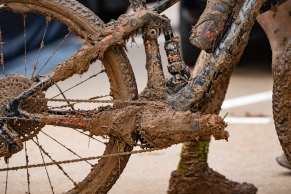 Jolanda Neff and Lars Forster fly through the mud of Banyoles